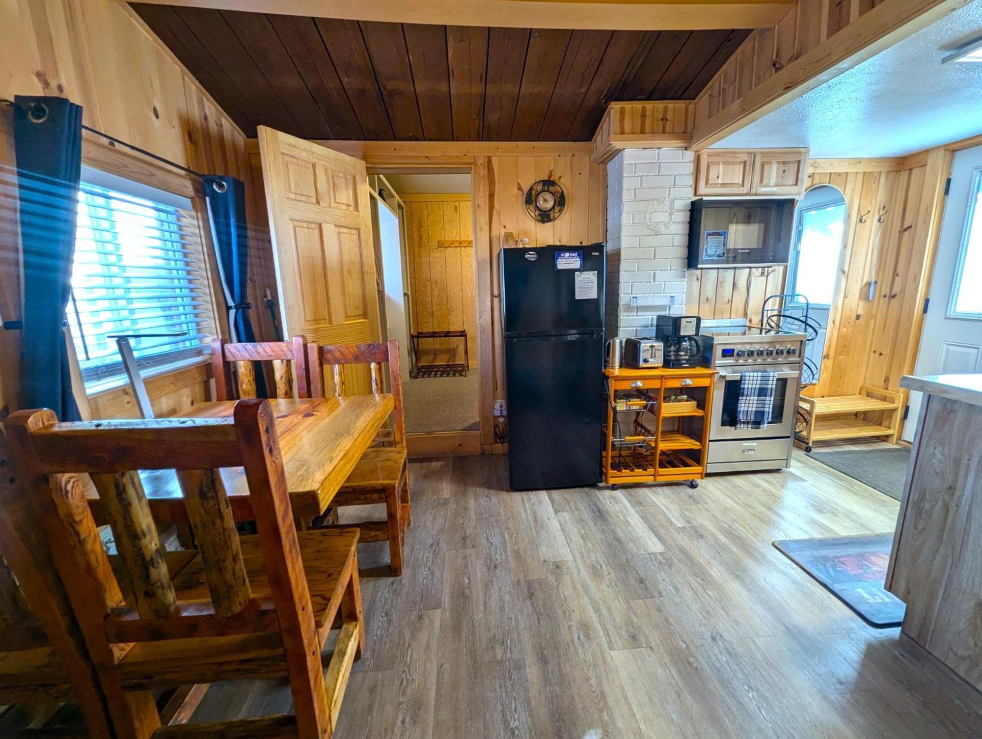 Yellowstone'S Treasure Cabins Gardiner Exterior foto